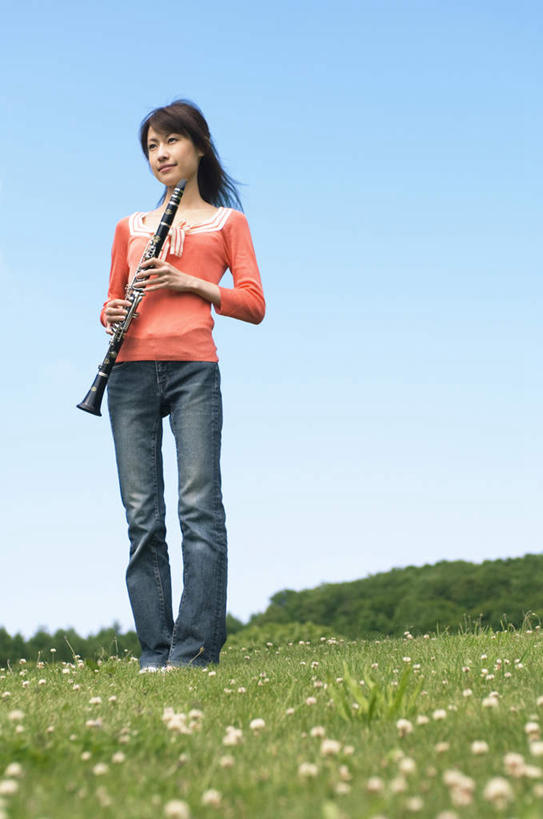 东方人,头发,一个人,站,笑,摸,微笑,露齿笑,竖图,室外,白天,仰视,旅游,度假,草地,草坪,植物,亚洲,仅一个年轻女性,仅一个女性,仅一个人,抚摸,握,阴影,服装,光线,影子,单簧管,乐器,拿,拿着,注视,休闲装,黄种人,娱乐,草,树,树木,一个,衣服,黄色,蓝色,绿色,黑色,蓝天,天空,阳光,自然,天,观察,看,站着,享受,休闲,休闲服,放松,握着,服饰,生长,晴朗,单个,成长,观看,察看,关注,万里无云,年轻女性,女人,女性,亚洲人,晴空,晴空万里,触摸,接触,站立,彩图,低角度拍摄,全身