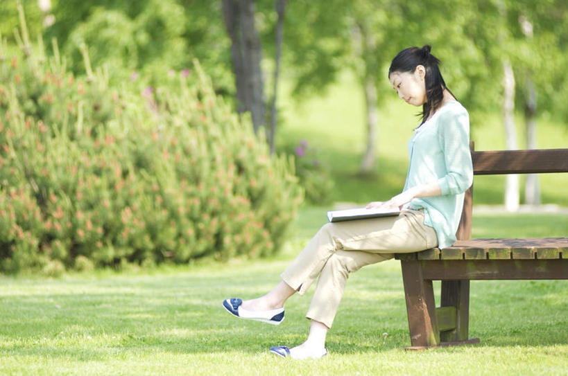 东方人,头发,一个人,坐,捧,笑,微笑,露齿笑,横图,室外,白天,侧面,旅游,度假,草地,草坪,植物,书籍,椅子,亚洲,仅一个年轻女性,仅一个女性,仅一个人,一本,握,阴影,服装,光线,影子,长椅,木椅,拿,拿着,注视,休闲装,黄种人,娱乐,草,树,树木,衣服,蓝色,绿色,黑色,阳光,自然,低头,观察,看,靠,靠着,倚靠,享受,休闲,休闲服,放松,握着,服饰,生长,成长,观看,察看,倚着,关注,年轻女性,女人,女性,亚洲人,长发,书,图书,端,端着,捧着,手捧,坐着,彩图,全身