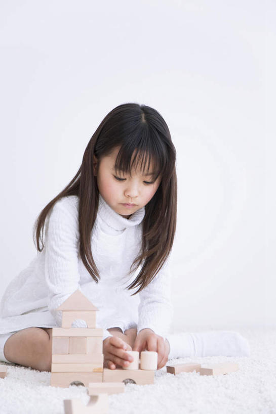 东方人,儿童,头发,一个人,坐,笑,微笑,露齿笑,竖图,室内,白天,白色背景,正面,游戏,纯洁,智慧,玩具,亚洲,仅一个女性,仅一个人,许多,服装,木制,玩,注视,休闲装,黄种人,娱乐,小孩,衣服,白色,黑色,木制品,低头,观察,看,仅一个小孩,休闲,休闲服,积木,可爱,童年,童趣,益智,摄影,服饰,影棚,观看,活动,察看,思维,发泄,关注,消遣,智力,想象,童真,烂漫,无邪,宣泄,天真,女孩,女人,女性,亚洲人,孩子,长发,玩耍,嬉戏,坐着,彩图,全身,影棚拍摄,拍摄,女生