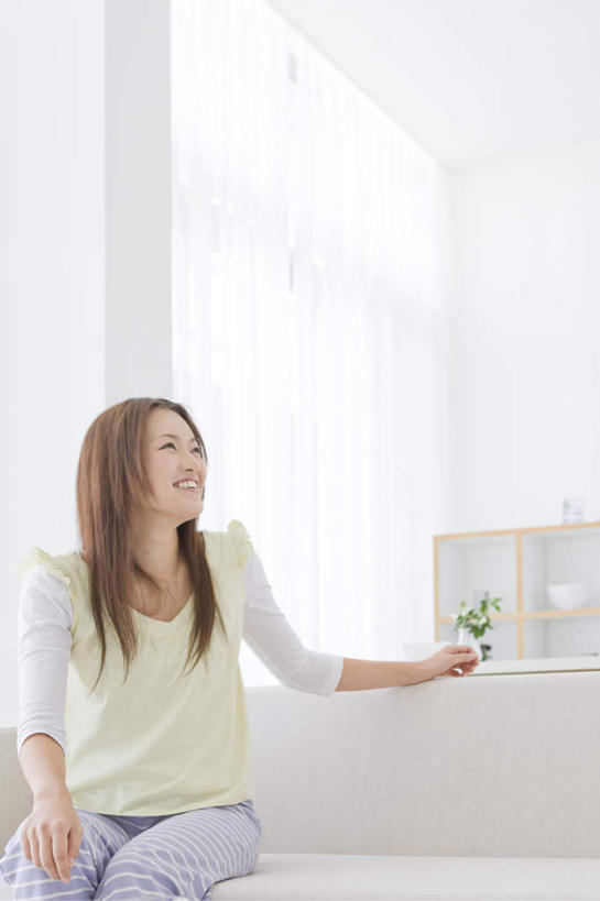 东方人,头发,一个人,客厅,坐,笑,摸,微笑,露齿笑,竖图,室内,白天,正面,植物,窗户,靠垫,落地窗,沙发,亚洲,仅一个年轻女性,仅一个女性,仅一个人,撑,抚摸,阴影,服装,光线,盆栽,影子,墙,靠枕,盆景,扭头,注视,休闲装,黄种人,玻璃窗,墙壁,墙面,衣服,黄色,绿色,白色,阳光,自然,垫子,枕头,观察,看,靠,靠着,倚靠,转头,休闲,休闲服,服饰,生长,成长,观看,察看,起居室,撑着,倚着,关注,布艺沙发,年轻女性,女人,女性,亚洲人,长发,触摸,接触,坐着,半身,彩图