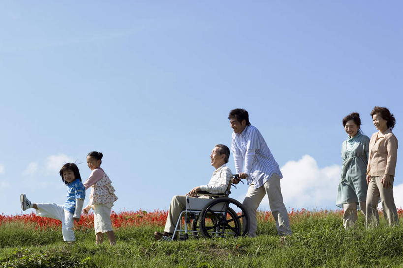 东方人,儿童,老年人,头发,夫妻,母亲,父亲,女儿,儿子,祖母,祖父,三代同堂,站,坐,走,推,笑,摸,微笑,露齿笑,横图,室外,白天,侧面,爱情,旅游,度假,纯洁,草地,草坪,植物,道路,路,亚洲,抚摸,阴影,服装,光线,工具,影子,云,云朵,小路,交通,许多人,浪漫,云彩,抬腿,注视,休闲装,黄种人,娱乐,祖孙三代,草,一个,小孩,衣服,蓝色,绿色,白色,黑色,白云,蓝天,天空,阳光,轮椅,天,复健,观察,看,靠,靠着,倚靠,站着,享受,休闲,康复,温暖,温馨,父女,父子,母女,母子,休闲服,器械,恩爱,放松,父爱,可爱,母爱,童年,童趣,恋人,服饰,乡间小路,奶奶,爷爷,单个,观看,祖孙,和睦,察看,医疗设备,倚着,关注,医疗器械,医疗工具,童真,烂漫,无邪,外婆,外孙女,外祖母,外公,外祖父,外孙,外孙子,辅助设备,天真,老年男性,老年女性,男孩,男人,男性,年轻男性,年轻女性,女孩,女人,女性,亚洲人,孩子,年轻人,夫妇,情侣,全家福,孙女,孙子,步行,触摸,接触,散步,站立,走路,坐着,彩图,全身,伴侣,融洽,男生,女生,爸爸,多代同堂,妈妈