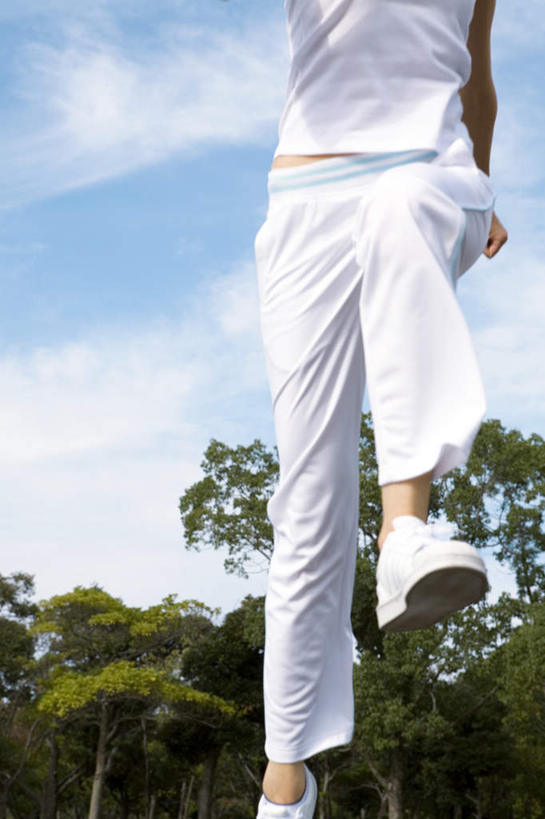 东方人,一个人,站,跳,竖图,室外,白天,仰视,锻炼,旅游,度假,运动,草地,草坪,植物,亚洲,仅一个年轻女性,仅一个女性,仅一个人,阴影,服装,光线,影子,云,云朵,半空,云彩,休闲装,黄种人,娱乐,草,树,树木,衣服,蓝色,绿色,白色,白云,蓝天,天空,阳光,自然,天,站着,享受,休闲,休闲服,放松,服饰,生长,成长,体育,年轻女性,女人,女性,亚洲人,跳跃,站立,半身,彩图,低角度拍摄,健身