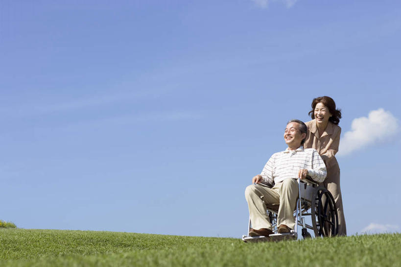 东方人,头发,两个人,家庭,夫妻,站,坐,笑,摸,微笑,露齿笑,横图,室外,白天,仰视,爱情,旅游,度假,草地,草坪,植物,亚洲,撑,抚摸,阴影,服装,光线,工具,影子,云,云朵,浪漫,云彩,注视,休闲装,黄种人,娱乐,草,一个,衣服,蓝色,绿色,白色,黑色,白云,蓝天,天空,阳光,轮椅,天,复健,观察,看,靠,靠着,倚靠,站着,享受,休闲,康复,温暖,温馨,一家人,休闲服,器械,恩爱,放松,恋人,服饰,单个,观看,和睦,察看,医疗设备,撑着,倚着,关注,医疗器械,医疗工具,辅助设备,老年男性,老年女性,男人,男性,女人,女性,亚洲人,夫妇,情侣,触摸,接触,站立,坐着,彩图,低角度拍摄,全身,伴侣,融洽