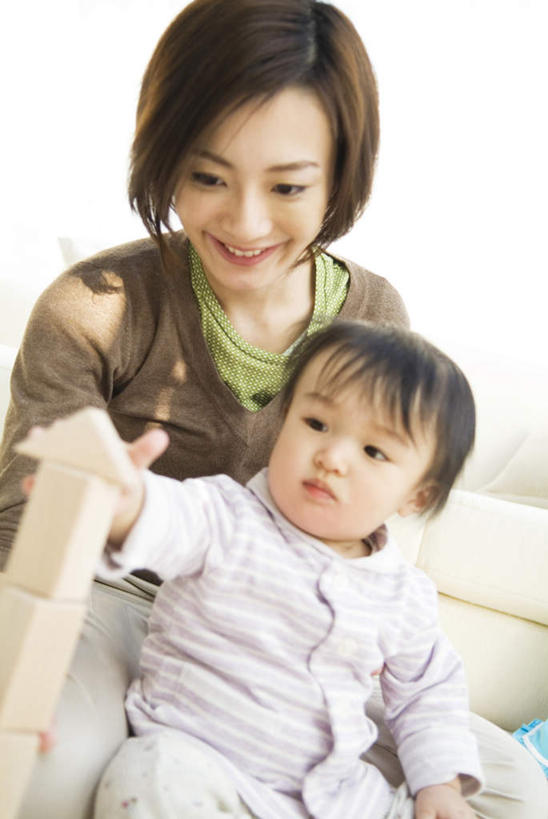 东方人,儿童,头发,两个人,家庭,母亲,女儿,客厅,坐,举,抱,竖图,室内,白天,正面,婴儿服装,游戏,纯洁,智慧,靠垫,沙发,玩具,亚洲,握,服装,墙,靠枕,拿,玩,拿着,注视,休闲装,黄种人,娱乐,墙壁,墙面,小孩,衣服,白色,黑色,灰色,垫子,枕头,观察,看,靠,靠着,托,倚靠,休闲,温暖,温馨,母女,一家人,休闲服,积木,可爱,母爱,童年,童趣,益智,握着,服饰,抱着,观看,活动,和睦,察看,起居室,搂着,倚着,思维,发泄,关注,消遣,智力,想象,布艺沙发,童真,烂漫,无邪,宣泄,天真,年轻女性,女孩,女人,女性,亚洲人,孩子,年轻人,怀抱,举起,举手,举着,搂,搂抱,玩耍,嬉戏,相抱,向上举,向上伸,向上托,拥抱,坐着,半身,彩图,婴儿服,融洽,女生,襁褓