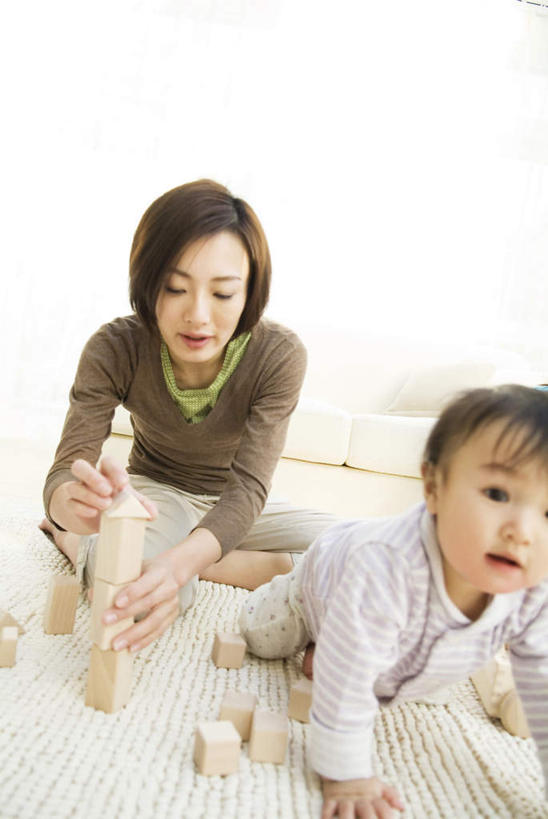 东方人,儿童,头发,两个人,家庭,母亲,女儿,客厅,坐,笑,摸,微笑,露齿笑,竖图,俯视,室内,白天,婴儿服装,游戏,纯洁,智慧,靠垫,沙发,玩具,亚洲,撑,抚摸,服装,墙,靠枕,玩,注视,休闲装,黄种人,娱乐,墙壁,墙面,小孩,衣服,白色,黑色,灰色,垫子,枕头,低头,观察,看,趴着,张嘴,休闲,温暖,温馨,母女,一家人,休闲服,积木,可爱,母爱,童年,童趣,益智,服饰,观看,活动,和睦,察看,起居室,撑着,思维,发泄,关注,消遣,智力,想象,张大嘴巴,布艺沙发,童真,烂漫,无邪,宣泄,天真,年轻女性,女孩,女人,女性,亚洲人,孩子,年轻人,张开嘴,触摸,接触,趴,玩耍,嬉戏,坐着,半身,彩图,高角度拍摄,婴儿服,融洽,女生,襁褓