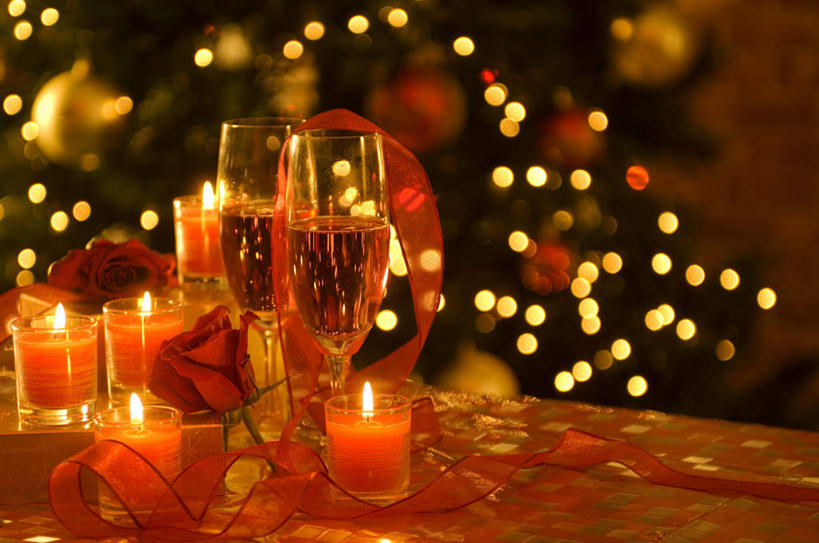 点心,无人,横图,室内,白天,正面,爱情,下午茶,幸福,纯洁,热情,植物,台灯,桌面,玫瑰,杯子,蜡烛,礼盒,礼物,照明,圣诞节,一棵,一块,许多,阴影,节日,朦胧,模糊,庆祝,装饰,盛开,反射,彩灯,高脚杯,火焰,影子,纸盒,烛光,墙,灯光,食品,圣诞树,玫瑰花,红酒杯,浪漫,燃烧,花蕾,文化,墙壁,墙面,玻璃制品,灯,盒子,花,花瓣,花朵,鲜花,树,树木,食物,糕点,两个,红色,绿色,自然,包装盒,酒杯,礼品盒,灯具,花苞,花蕊,点燃,庆典,温暖,温馨,恩爱,礼品,生长,成长,纪念,华丽,修饰,照亮,点缀,和睦,照明设备,感动,衬托,美观,雅致,雅观,尊敬,天真,刺玫花,徘徊花,玻璃杯,彩图,融洽,蛋糕