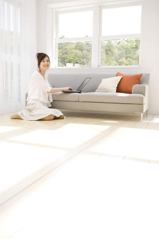 东方人,头发,一个人,客厅,坐,摸,竖图,室内,白天,侧面,电脑,笔记本电脑,植物,窗户,靠垫,落地窗,沙发,亚洲,仅一个年轻女性,仅一个女性,仅一个人,抚摸,敲打,阴影,服装,光线,网络,瓷砖,地砖,影子,墙,靠枕,地面,扭头,注视,休闲装,黄种人,输入,通讯设备,玻璃窗,墙壁,墙面,树,树木,衣服,绿色,白色,阳光,自然,垫子,枕头,打字,观察,看,转头,休闲,休闲服,服饰,生长,成长,观看,点击,敲击,察看,无线,起居室,关注,通信设备,无线网络,布艺沙发,无线上网,便携式电脑,按键,手提电脑,年轻女性,女人,女性,亚洲人,触摸,接触,坐着,彩图,全身