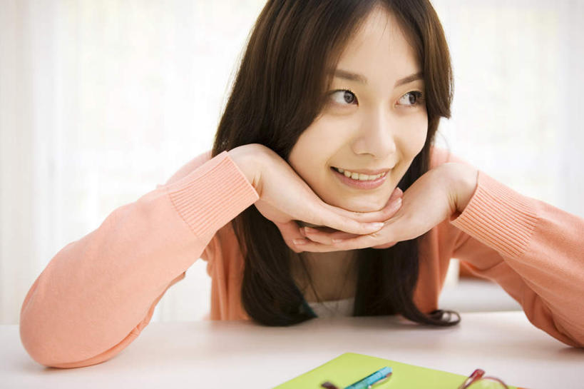 东方人,脸,头,脸颊,头发,一个人,坐,笑,摸,微笑,露齿笑,横图,室内,特写,白天,正面,桌子,书籍,亚洲,仅一个年轻女性,仅一个女性,仅一个人,一本,撑,抚摸,服装,笔,办公桌,墙,办公用品,托腮,注视,休闲装,黄种人,墙壁,墙面,文具,衣服,粉色,黄色,绿色,学习用品,观察,看,靠,靠着,托,倚靠,休闲,休闲服,服饰,观看,文具用品,两支,察看,撑着,倚着,关注,托下巴,年轻女性,女人,女性,亚洲人,头部,长发,脸部,脸蛋,面部,书,图书,触摸,接触,坐着,半身,彩图