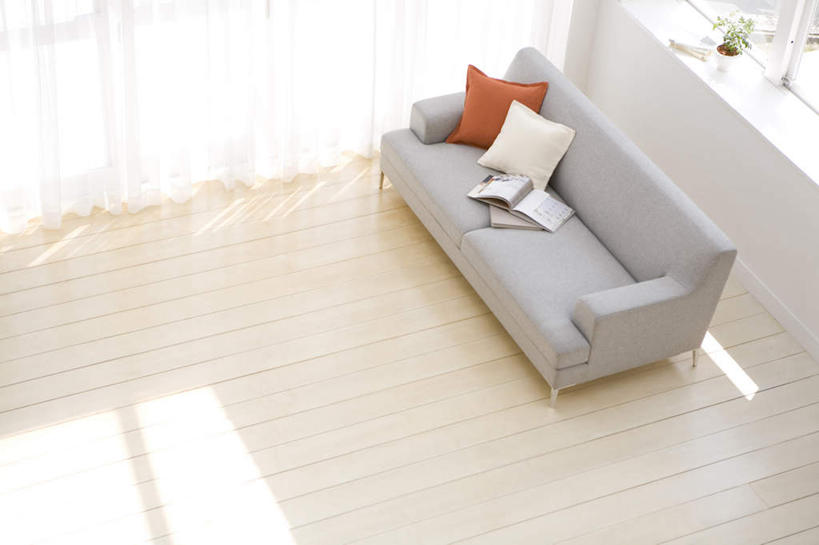 无人,客厅,横图,俯视,室内,白天,窗户,窗帘,地板,靠垫,沙发,书籍,一堆,许多,阴影,堆叠,堆积,光线,影子,墙,靠枕,地面,木地板,玻璃窗,墙壁,墙面,两个,红色,白色,阳光,垫子,枕头,堆,起居室,布艺沙发,书,图书,彩图,高角度拍摄