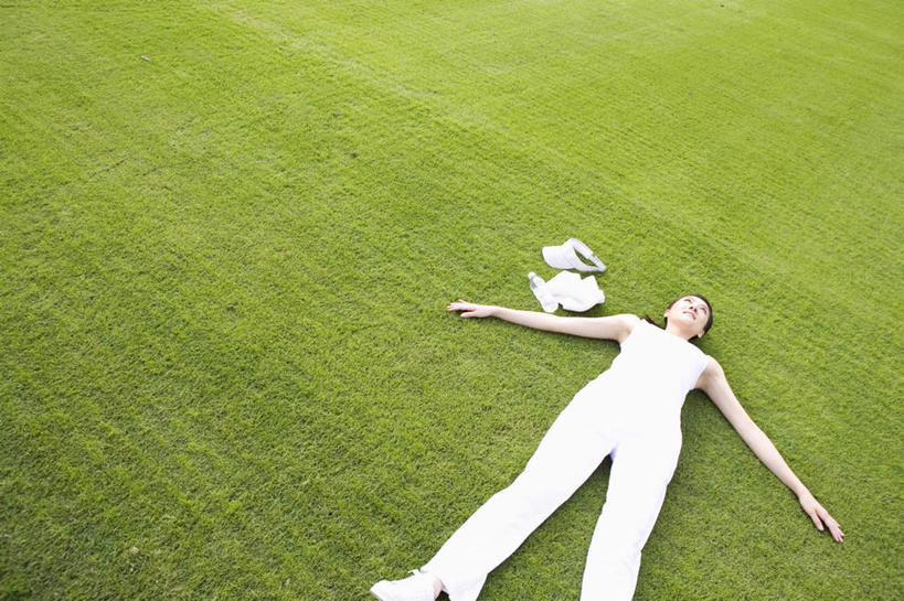 东方人,头发,一个人,躺,闭眼,横图,俯视,室外,白天,旅游,度假,草地,草坪,水,植物,帽子,亚洲,仅一个年轻女性,仅一个女性,仅一个人,阴影,服装,光线,液体,影子,水滴,休闲装,黄种人,娱乐,运动帽,草,一个,衣服,绿色,白色,黑色,阳光,瓶子,塑料制品,张嘴,享受,休闲,休闲服,塑料瓶,鸭舌帽,放松,服饰,单个,一瓶,张大嘴巴,一顶,卧着,年轻女性,女人,女性,亚洲人,张开嘴,闭眼睛,闭着眼,闭着眼睛,躺着,卧,半身,彩图,高角度拍摄