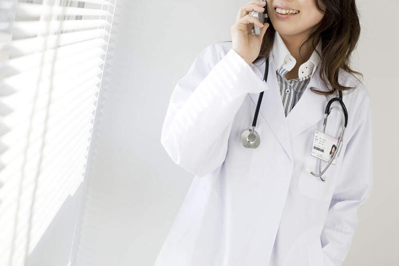 东方人,一个人,医生,医院,站,举,笑,打电话,微笑,露齿笑,横图,室内,白天,正面,窗户,电话,手机,亚洲,仅一个年轻女性,仅一个女性,仅一个人,握,阴影,光线,影子,墙,拿,听,拿着,扭头,注视,黄种人,通讯设备,玻璃窗,墙壁,墙面,一个,阳光,听诊器,观察,看,托,站着,转头,医护人员,医疗人员,握着,观看,察看,医疗设备,白大褂,关注,医疗机构,一部,交流,年轻女性,女人,女性,亚洲人,大夫,沟通,举起,举手,举着,通话,向上举,向上伸,向上托,站立,半身,彩图,病院,诊所