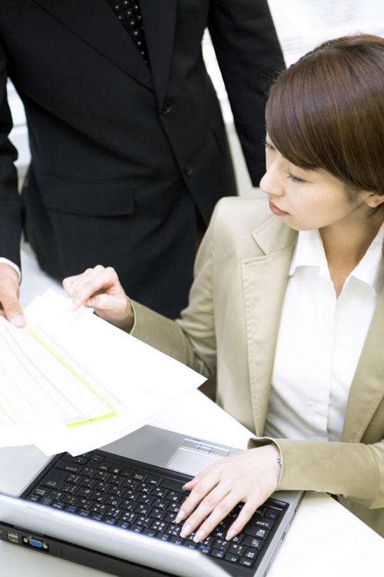 东方人,头发,两个人,伙伴,朋友,商务人士,商务女性,办公室,坐,笑,摸,微笑,露齿笑,竖图,俯视,室内,白天,衬衫,友谊,电脑,笔记本电脑,亚洲,撑,抚摸,敲打,弯腰,套装,传递,网络,笔,材料,档案,文件,墙,办公用品,领带,扭头,注视,黄种人,输入,通讯设备,墙壁,墙面,文具,黑色,学习用品,资料,打字,低头,观察,看,靠,靠着,倚靠,转头,观看,点击,敲击,文具用品,一支,察看,无线,撑着,倚着,关注,文档,通信设备,商务装,无线网络,无线上网,便携式电脑,工薪阶层,弯身,友情,按键,手提电脑,年轻女性,女人,女性,亚洲人,长发,白领,上班族,触摸,接触,坐着,半身,彩图,高角度拍摄,衬衣