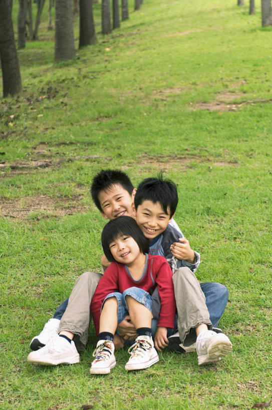 东方人,儿童,头发,三个人,坐,抱,笑,微笑,露齿笑,竖图,室外,白天,正面,旅游,度假,纯洁,成功,合作,团队,集体,信心,草地,草坪,植物,道路,路,亚洲,一排,阴影,服装,整齐,光线,影子,小路,交通,注视,休闲装,黄种人,娱乐,队伍,草,树,树木,排列,小孩,衣服,红色,绿色,黑色,阳光,自然,观察,看,享受,休闲,休闲服,放松,可爱,童年,童趣,服饰,乡间小路,生长,成长,抱着,观看,察看,搂着,成就,队列,关注,合伙,童真,烂漫,无邪,天真,男孩,男人,男性,女孩,女人,女性,亚洲人,搂,搂抱,坐着,彩图,全身,男生,女生