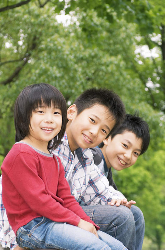 东方人,儿童,头发,三个人,坐,抱,笑,微笑,露齿笑,竖图,室外,白天,侧面,旅游,度假,纯洁,成功,合作,团队,集体,信心,草地,草坪,植物,亚洲,一排,阴影,服装,整齐,光线,影子,扭头,注视,休闲装,黄种人,娱乐,队伍,草,树,树木,排列,小孩,衣服,红色,绿色,黑色,阳光,自然,观察,看,转头,享受,休闲,休闲服,放松,可爱,童年,童趣,服饰,生长,成长,抱着,观看,察看,搂着,成就,队列,关注,合伙,童真,烂漫,无邪,天真,男孩,男人,男性,女孩,女人,女性,亚洲人,搂,搂抱,坐着,彩图,全身,男生,女生