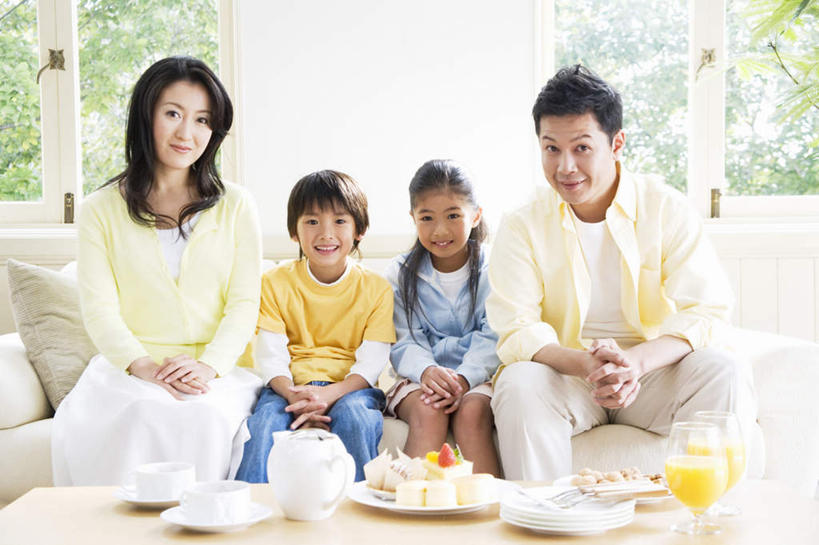 点心,东方人,儿童,头发,四个人,家庭,夫妻,母亲,父亲,女儿,儿子,客厅,坐,笑,摸,微笑,露齿笑,横图,室内,白天,正面,爱情,下午茶,纯洁,窗户,靠垫,落地窗,沙发,柠檬,餐具,水果,亚洲,一块,一排,抚摸,阴影,服装,新鲜,整齐,光线,碟子,壶,盘,影子,墙,生食,食品,果实,靠枕,浪漫,注视,休闲装,黄种人,玻璃窗,墙壁,墙面,水壶,食物,糕点,排列,小孩,衣服,白色,黑色,阳光,盘子,茶壶,垫子,碟,碗,枕头,观察,看,靠,靠着,倚靠,休闲,温暖,温馨,父子,母女,一家人,休闲服,恩爱,父爱,可爱,母爱,童年,童趣,恋人,服饰,有机食品,绿色食品,观看,和睦,察看,起居室,倚着,队列,关注,布艺沙发,童真,烂漫,无邪,天真,男孩,男人,男性,年轻男性,年轻女性,女孩,女人,女性,亚洲人,孩子,夫妇,情侣,进餐用具,烹调用具,益母果,柠果,触摸,接触,坐着,半身,彩图,伴侣,融洽,蛋糕,男生,女生