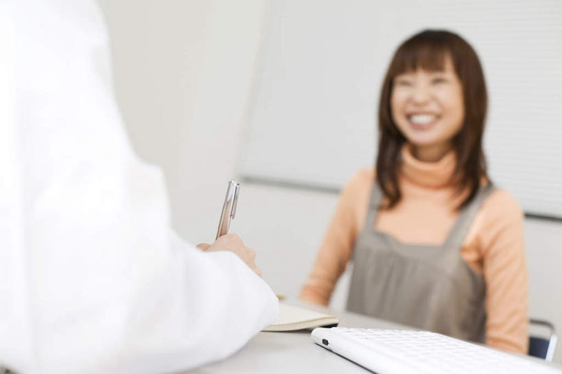 东方人,背部,头发,两个人,伙伴,朋友,医生,办公室,坐,笑,摸,微笑,露齿笑,横图,室内,白天,友谊,桌子,亚洲,抚摸,握,写,服装,朦胧,模糊,笔,材料,档案,文件,办公桌,墙,办公用品,拿,拿着,注视,休闲装,黄种人,相视,墙壁,墙面,文具,衣服,粉色,黑色,学习用品,资料,观察,记录,看,靠,靠着,倚靠,医护人员,医疗人员,休闲,面对面,休闲服,握着,服饰,观看,对视,文具用品,一支,察看,倚着,白大褂,关注,文档,相对,相看,友情,年轻女性,女人,女性,亚洲人,长发,大夫,触摸,接触,坐着,半身,彩图