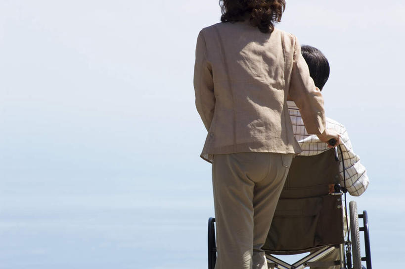 东方人,头发,两个人,家庭,夫妻,站,坐,摸,横图,室外,白天,爱情,旅游,度假,海浪,海洋,亚洲,撑,抚摸,阴影,波纹,服装,光线,工具,影子,浪花,云,云朵,浪漫,云彩,注视,休闲装,黄种人,娱乐,一个,背面,衣服,蓝色,白色,黑色,白云,蓝天,水纹,天空,阳光,海水,轮椅,波浪,天,复健,观察,看,靠,靠着,倚靠,站着,享受,休闲,康复,温暖,温馨,一家人,休闲服,器械,恩爱,放松,恋人,服饰,单个,观看,和睦,察看,医疗设备,撑着,倚着,关注,医疗器械,医疗工具,海景,辅助设备,老年男性,老年女性,男人,男性,女人,女性,亚洲人,夫妇,情侣,大海,风浪,海,海水的波动,近岸浪,涌浪,触摸,接触,站立,坐着,半身,彩图,伴侣,融洽