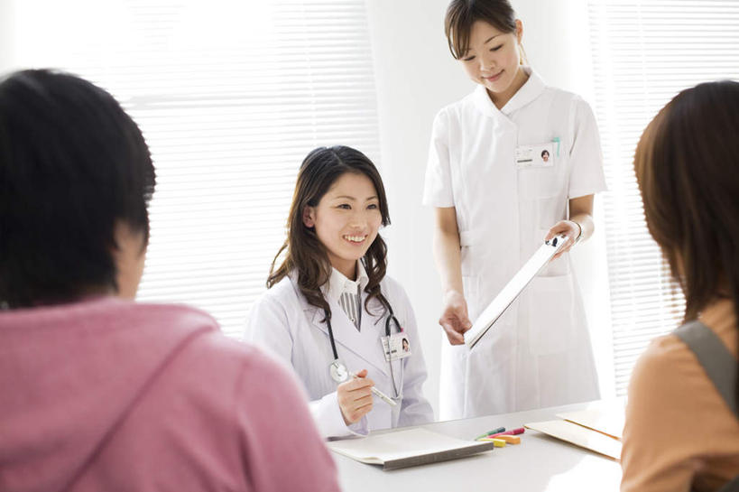 东方人,背部,头发,四个人,家庭,夫妻,医生,医院,站,坐,捧,笑,摸,微笑,露齿笑,横图,室内,白天,正面,爱情,桌子,亚洲,许多,抚摸,握,服装,笔,材料,档案,文件,办公桌,墙,办公用品,浪漫,拿,拿着,注视,休闲装,黄种人,墙壁,墙面,文具,衣服,粉色,黑色,学习用品,资料,低头,观察,看,站着,医护人员,医疗人员,休闲,温暖,温馨,一家人,休闲服,恩爱,握着,恋人,服饰,观看,文具用品,和睦,察看,关注,文档,医疗机构,男人,男性,年轻男性,年轻女性,女人,女性,亚洲人,夫妇,情侣,大夫,触摸,端,端着,接触,捧着,手捧,站立,坐着,半身,彩图,病院,诊所,伴侣,融洽