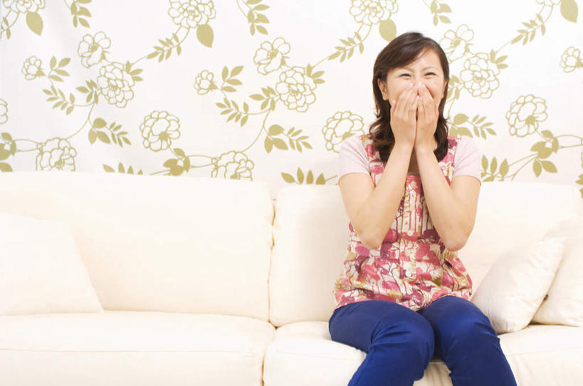 东方人,头发,一个人,客厅,坐,笑,摸,微笑,露齿笑,横图,室内,白天,正面,靠垫,沙发,亚洲,仅一个年轻女性,仅一个女性,仅一个人,抚摸,花纹,服装,裤子,图案,墙,靠枕,注视,牛仔裤,休闲装,黄种人,墙壁,墙面,衣服,黄色,蓝色,垫子,枕头,观察,看,靠,靠着,倚靠,休闲,休闲服,遮,遮掩,服饰,观看,察看,起居室,掩盖,倚着,遮挡,愉悦,关注,布艺沙发,遮盖,掩饰,年轻女性,女人,女性,亚洲人,长发,触摸,接触,坐着,半身,彩图,开心