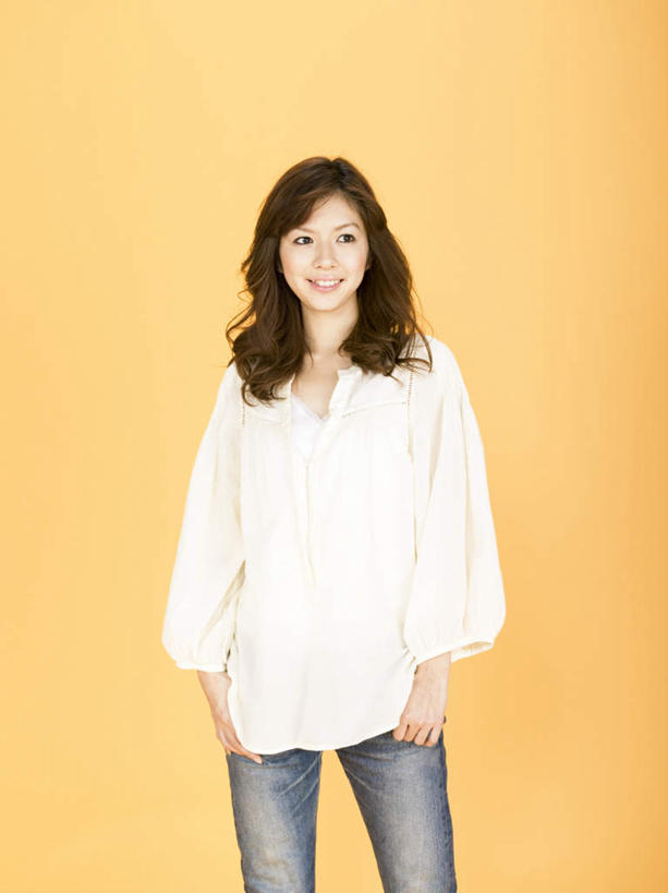 东方人,头发,一个人,站,笑,微笑,露齿笑,竖图,室内,白天,正面,亚洲,仅一个年轻女性,仅一个女性,仅一个人,黄色背景,服装,裤子,注视,牛仔裤,休闲装,黄种人,衣服,白色,黑色,灰色,观察,看,站着,休闲,休闲服,摄影,服饰,影棚,观看,察看,关注,双手抄兜,双手放兜,年轻女性,女人,女性,亚洲人,长发,卷发,插兜,两手抄兜,两手放兜,手插兜,手放口袋,站立,半身,彩图,影棚拍摄,拍摄,手抄兜