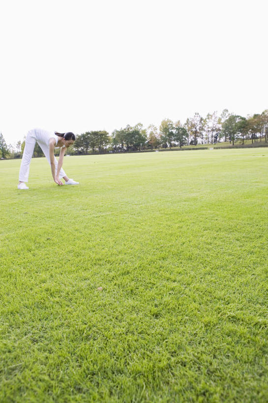 东方人,头发,一个人,站,摸,竖图,室内,白天,侧面,旅游,度假,草地,草坪,植物,亚洲,仅一个年轻女性,仅一个女性,仅一个人,撑,抚摸,伸展,弯腰,阴影,服装,光线,影子,云,云朵,云彩,休闲装,黄种人,娱乐,草,树,树木,衣服,蓝色,绿色,白色,黑色,白云,蓝天,天空,阳光,自然,天,低头,站着,享受,休闲,休闲服,放松,服饰,生长,成长,撑着,弯身,年轻女性,女人,女性,亚洲人,触摸,接触,站立,彩图,全身