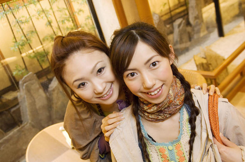 东方人,背,头发,两个人,伙伴,朋友,宾馆,栏杆,站,笑,摸,微笑,露齿笑,横图,俯视,室内,白天,旅游,度假,友谊,窗户,地板,亚洲,撑,抚摸,弯腰,阴影,服装,光线,包,皮包,影子,墙,围栏,地面,注视,休闲装,黄种人,娱乐,护栏,木地板,玻璃窗,墙壁,墙面,一个,衣服,黑色,灰色,阳光,背着,观察,看,站着,享受,休闲,休闲服,放松,服饰,单个,观看,单肩包,察看,撑着,关注,弯身,友情,年轻女性,女人,女性,亚洲人,长发,触摸,接触,站立,半身,彩图,高角度拍摄,客店,客栈,旅店,旅馆,旅舍,汽车旅馆