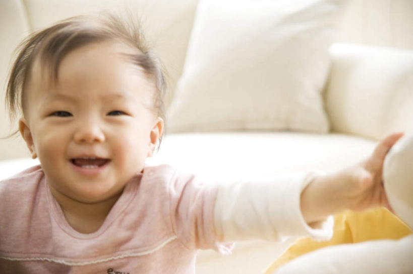 东方人,婴儿,儿童,头发,一个人,客厅,站,笑,摸,微笑,露齿笑,横图,室内,白天,正面,婴儿服装,纯洁,靠垫,沙发,亚洲,仅一个人,抚摸,握,阴影,光线,影子,墙,靠枕,拿,拿着,注视,黄种人,墙壁,墙面,小孩,粉色,黑色,阳光,垫子,枕头,观察,看,站着,张嘴,可爱,握着,活泼,观看,察看,起居室,关注,宝宝,张大嘴巴,布艺沙发,纯真,烂漫,无邪,伶俐,天真,亚洲人,孩子,张开嘴,触摸,接触,站立,半身,彩图,婴儿服,襁褓