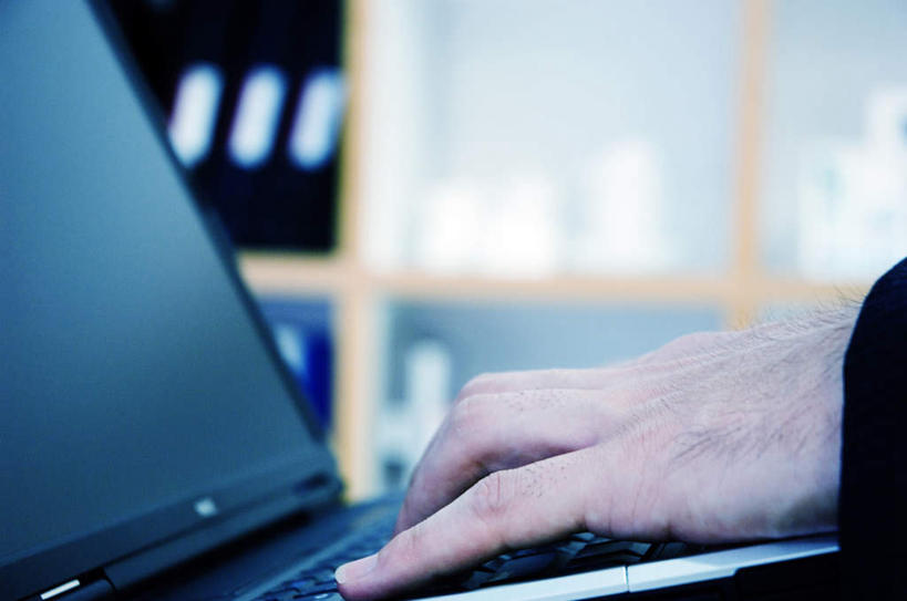 东方人,手,一个人,商务人士,商务女性,办公室,摸,横图,室内,特写,白天,侧面,电脑,笔记本电脑,柜子,桌子,亚洲,仅一个年轻女性,仅一个女性,仅一个人,一排,许多,抚摸,敲打,阴影,套装,朦胧,模糊,整齐,反射,网络,材料,档案,文件,影子,办公桌,黄种人,输入,通讯设备,排列,资料,打字,手部,点击,一台,敲击,无线,队列,文档,通信设备,商务装,无线网络,档案柜,无线上网,便携式电脑,工薪阶层,按键,手提电脑,年轻女性,女人,女性,亚洲人,白领,上班族,触摸,接触,半身,彩图