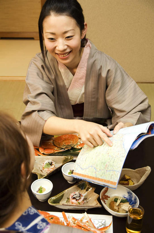 东方人,头发,两个人,伙伴,朋友,客厅,坐,捧,笑,微笑,露齿笑,竖图,俯视,室内,白天,民族服装,烹饪,友谊,餐桌,桌子,杯子,餐具,书籍,亚洲,一本,许多,握,指,和服,碟子,盘,墙,日本料理,料理,食品,拿,拿着,注视,黄种人,方向,菜肴,美食,墙壁,墙面,食物,黑色,盘子,水杯,碟,碗,日式料理,观察,看,靠,靠着,手势,倚靠,日式,握着,服饰,佳肴,餐台,观看,察看,起居室,倚着,指向,食指,关注,吴服,唐草,唐花,唐锦,友情,年轻女性,女人,女性,亚洲人,茶杯,进餐用具,烹调用具,书,图书,端,端着,捧着,手捧,坐着,半身,彩图,高角度拍摄,传统服装,民俗服