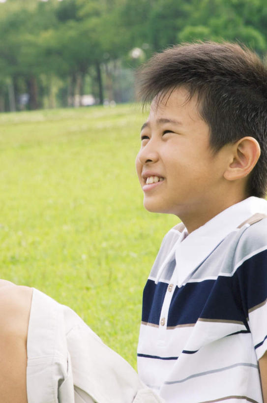 东方人,儿童,头发,一个人,坐,笑,摸,微笑,露齿笑,竖图,室外,白天,侧面,旅游,度假,纯洁,草地,草坪,植物,亚洲,仅一个男性,仅一个人,撑,抚摸,阴影,条纹,服装,光线,影子,注视,休闲装,黄种人,娱乐,草,树,树木,小孩,衣服,绿色,白色,黑色,阳光,自然,观察,看,仅一个小孩,享受,休闲,休闲服,放松,可爱,童年,童趣,服饰,生长,成长,观看,察看,撑着,关注,童真,烂漫,无邪,天真,男孩,男人,男性,亚洲人,孩子,触摸,接触,抬头,仰头,坐着,半身,彩图,男生
