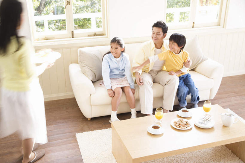 点心,东方人,儿童,头发,家庭,夫妻,母亲,父亲,女儿,儿子,客厅,坐,捧,笑,微笑,露齿笑,横图,俯视,室内,白天,爱情,下午茶,纯洁,窗户,靠垫,沙发,杯子,餐具,书籍,亚洲,一排,握,阴影,服装,整齐,光线,瓷器,碟子,方格,盘,影子,墙,食品,咖啡杯,靠枕,陶瓷制品,浪漫,拿,拿着,扭头,注视,休闲装,黄种人,玻璃窗,墙壁,墙面,食物,糕点,排列,小孩,衣服,黄色,蓝色,黑色,阳光,盘子,垫子,碟,枕头,观察,看,靠,靠着,倚靠,转头,休闲,温暖,温馨,父子,母女,一家人,休闲服,恩爱,父爱,可爱,母爱,童年,童趣,握着,恋人,服饰,观看,和睦,察看,起居室,倚着,队列,关注,瓷杯,布艺沙发,童真,烂漫,无邪,天真,男孩,男人,男性,年轻男性,年轻女性,女孩,女人,女性,亚洲人,孩子,夫妇,情侣,书,图书,端,端着,捧着,手捧,坐着,半身,彩图,高角度拍摄,伴侣,融洽,蛋糕,男生,女生