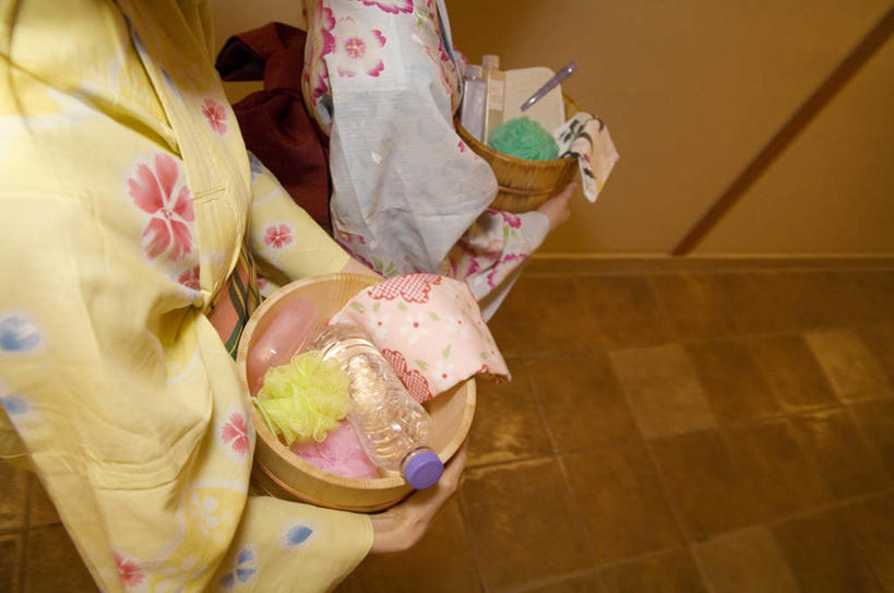 东方人,两个人,伙伴,朋友,站,捧,摸,横图,俯视,室内,白天,民族服装,化妆,美容,友谊,亚洲,抚摸,护肤,握,阴影,花纹,和服,反射,木制,瓷砖,地砖,方格,图案,影子,墙,走道,走廊,过道,地面,拿,拿着,黄种人,墙壁,墙面,两个,化妆品,木制品,瓶子,塑料制品,肥皂,脸盆,毛巾,香皂,日用品,洗浴用品,清洁,站着,保养,享受,休闲,塑料瓶,放松,握着,保健,服饰,护肤品,舒缓,养颜,吴服,唐草,唐花,唐锦,去污,紧肤,嫩肤,友情,年轻女性,女人,女性,亚洲人,触摸,端,端着,接触,捧着,手捧,洗涤,站立,半身,彩图,高角度拍摄,传统服装,民俗服