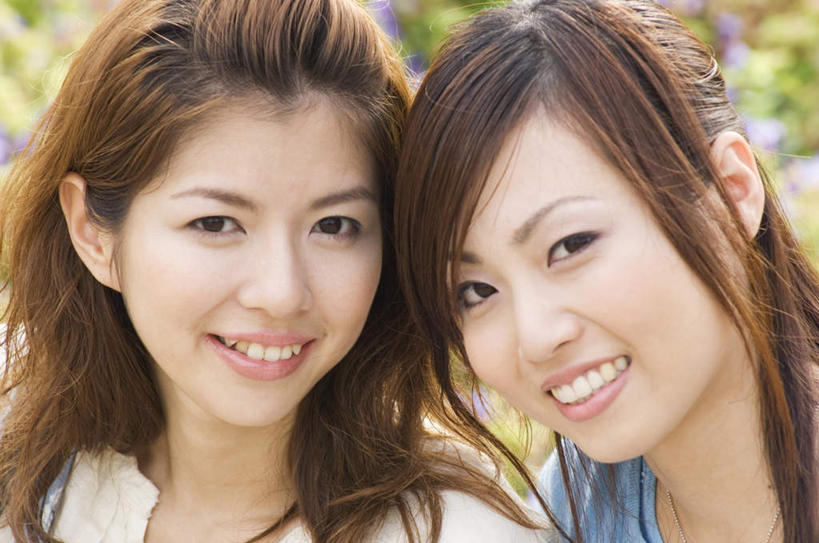 东方人,脸,头,脸颊,头发,两个人,伙伴,朋友,站,笑,微笑,露齿笑,横图,室外,特写,白天,正面,旅游,度假,友谊,植物,亚洲,阴影,服装,朦胧,模糊,光线,影子,依偎,注视,休闲装,黄种人,娱乐,树,树木,衣服,蓝色,绿色,白色,黑色,阳光,自然,观察,看,靠,靠着,倚靠,站着,享受,休闲,休闲服,放松,服饰,生长,成长,观看,察看,倚着,关注,依附,依赖,投靠,友情,年轻女性,女人,女性,亚洲人,头部,长发,脸部,脸蛋,面部,站立,半身,彩图