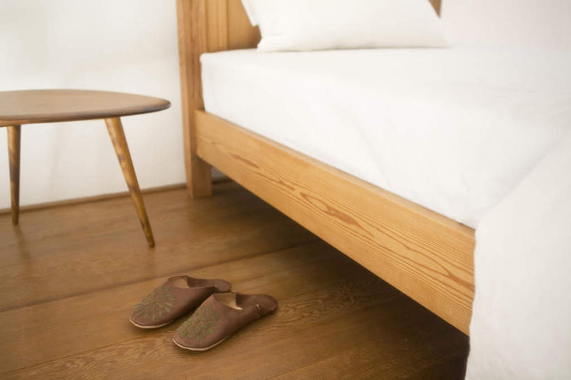 无人,横图,俯视,室内,白天,餐桌,床,地板,靠垫,卧室,桌子,鞋子,一双,阴影,光线,影子,墙,床单,靠枕,地面,被子,木地板,墙壁,墙面,阳光,垫子,拖鞋,枕头,单人床,餐台,被单,彩图,高角度拍摄,睡房,卧房