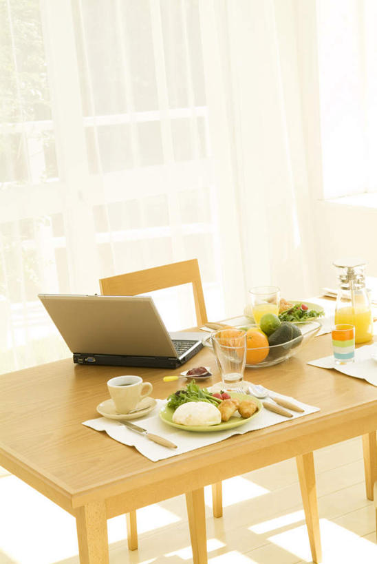 点心,无人,客厅,竖图,俯视,室内,白天,电脑,笔记本电脑,餐桌,窗户,落地窗,桌子,柑橘,柠檬,杯子,餐具,水果,椅子,许多,阴影,新鲜,光线,网络,瓷器,瓷砖,地砖,碟子,盘,影子,木椅,墙,生食,料理,食品,包子,面点,果实,咖啡杯,陶瓷制品,地面,通讯设备,馒头,美食,玻璃窗,墙壁,墙面,食物,一个,阳光,盘子,碟,中式,有机食品,绿色食品,单个,餐台,无线,起居室,瓷杯,通信设备,无线网络,无线上网,便携式电脑,酸橙,手提电脑,益母果,柠果,橘子,桔子,橙子,橙,彩图,高角度拍摄