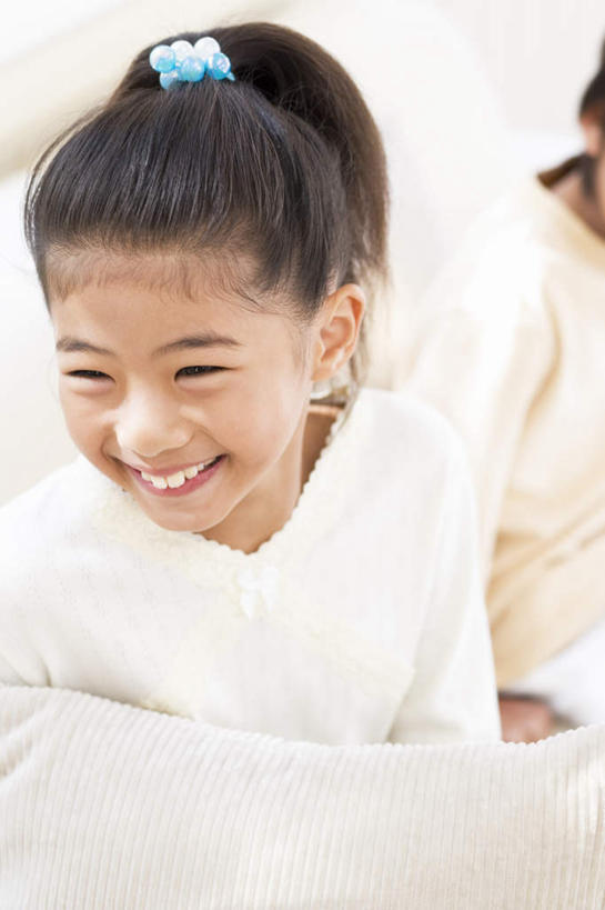 东方人,儿童,脸,头,脸颊,头发,两个人,客厅,坐,笑,微笑,露齿笑,竖图,室内,白天,正面,纯洁,沙发,亚洲,撑,阴影,服装,光线,影子,墙,扭头,注视,休闲装,黄种人,墙壁,墙面,小孩,衣服,白色,黑色,阳光,观察,看,转头,休闲,休闲服,可爱,童年,童趣,服饰,观看,察看,起居室,撑着,关注,布艺沙发,童真,烂漫,无邪,天真,女孩,女人,女性,亚洲人,头部,脸部,脸蛋,面部,坐着,半身,彩图,女生