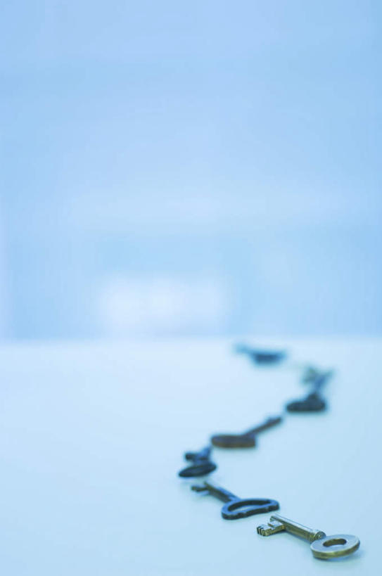 无人,竖图,俯视,室内,特写,白天,安全,桌面,一排,许多,阴影,朦胧,模糊,整齐,反射,影子,防护,钥匙,排列,蓝色,保护,开启,队列,封闭,保险,私密,保全,周全,安稳,安定,防盗,平安,彩图,高角度拍摄