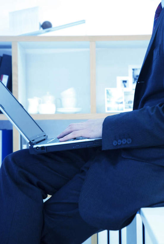 东方人,一个人,商务人士,商务男性,办公室,坐,摸,竖图,室内,白天,侧面,衬衫,电脑,显示器,鼠标,键盘,餐桌,柜子,桌子,亚洲,仅一个男性,仅一个人,抚摸,敲打,套装,网络,材料,档案,文件,墙,黄种人,输入,输入设备,通讯设备,墙壁,墙面,仅一个年轻男性,资料,打字,靠,靠着,倚靠,台式电脑,餐台,点击,一台,敲击,倚着,文档,通信设备,商务装,档案柜,工薪阶层,输出设备,按键,男人,男性,年轻男性,亚洲人,白领,上班族,触摸,接触,坐着,半身,彩图,衬衣