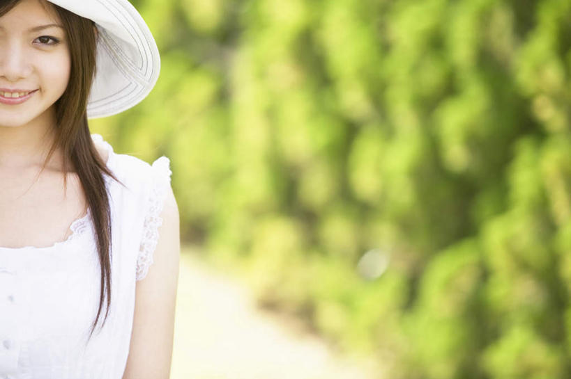 东方人,头发,一个人,站,笑,微笑,露齿笑,横图,室外,白天,正面,裙子,旅游,度假,草地,草坪,植物,道路,路,帽子,亚洲,仅一个年轻女性,仅一个女性,仅一个人,阴影,连衣裙,朦胧,模糊,光线,影子,小路,交通,注视,黄种人,娱乐,草,树,树木,绿色,白色,黑色,阳光,自然,遮阳帽,观察,看,站着,享受,休闲,放松,乡间小路,生长,成长,观看,察看,关注,一顶,年轻女性,女人,女性,亚洲人,长发,站立,半身,彩图