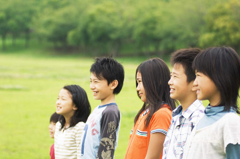 东方人,头发,站,笑,微笑,露齿笑,横图,室外,白天,侧面,旅游,度假,纯洁,草地,草坪,植物,亚洲,一排,阴影,服装,整齐,光线,影子,许多人,注视,休闲装,黄种人,娱乐,草,树,树木,排列,衣服,绿色,白色,黑色,阳光,自然,观察,看,站着,一群人,享受,休闲,休闲服,橙色,放松,可爱,童年,童趣,服饰,生长,成长,观看,察看,队列,关注,童真,烂漫,无邪,天真,年轻女性,女人,女性,亚洲人,站立,半身,彩图