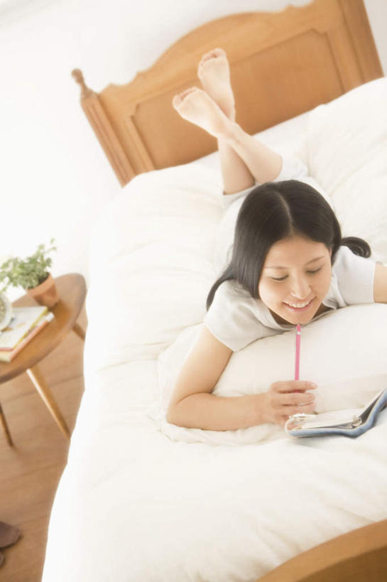 东方人,头发,一个人,笑,摸,微笑,露齿笑,竖图,俯视,室内,白天,植物,床,靠垫,卧室,书籍,亚洲,仅一个年轻女性,仅一个女性,仅一个人,一本,抚摸,握,服装,笔,盆栽,办公用品,床单,靠枕,盆景,拿,拿着,注视,休闲装,黄种人,被子,文具,衣服,绿色,白色,黑色,自然,学习用品,垫子,枕头,低头,观察,看,趴着,休闲,休闲服,握着,服饰,单人床,生长,成长,观看,文具用品,察看,被单,关注,年轻女性,女人,女性,亚洲人,书,图书,触摸,接触,趴,半身,彩图,高角度拍摄,睡房,卧房