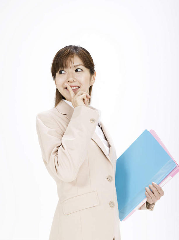 东方人,头发,一个人,商务人士,商务女性,站,捧,笑,微笑,露齿笑,竖图,室内,白天,白色背景,侧面,衬衫,亚洲,仅一个年轻女性,仅一个女性,仅一个人,阴影,套装,光线,材料,档案,文件,影子,扭头,注视,黄种人,蓝色,黑色,灰色,阳光,资料,观察,看,站着,转头,摄影,影棚,观看,察看,关注,文档,商务装,工薪阶层,年轻女性,女人,女性,亚洲人,白领,上班族,端,端着,捧着,手捧,站立,半身,彩图,影棚拍摄,衬衣,拍摄