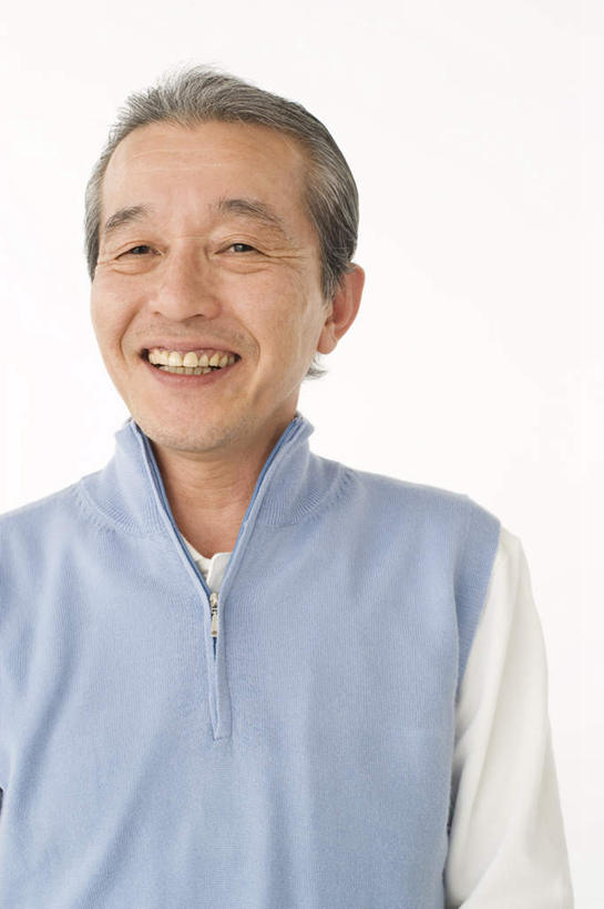 东方人,脸,头,脸颊,头发,一个人,站,笑,微笑,露齿笑,竖图,室内,白天,白色背景,正面,亚洲,仅一个男性,仅一个人,服装,注视,休闲装,黄种人,衣服,白色,灰色,观察,看,站着,仅一个老年男性,休闲,休闲服,摄影,服饰,影棚,观看,察看,关注,老年男性,男人,男性,亚洲人,头部,脸部,脸蛋,面部,站立,半身,彩图,影棚拍摄,欢乐,开心,拍摄