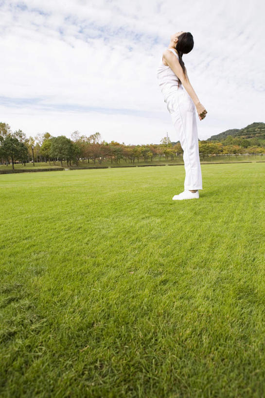 东方人,头发,一个人,站,摸,竖图,室外,白天,仰视,旅游,度假,草地,草坪,植物,亚洲,仅一个年轻女性,仅一个女性,仅一个人,抚摸,伸展,阴影,服装,光线,影子,云,云朵,云彩,休闲装,黄种人,娱乐,草,树,树木,衣服,蓝色,绿色,白色,黑色,白云,蓝天,天空,阳光,自然,天,站着,享受,休闲,休闲服,放松,服饰,生长,成长,年轻女性,女人,女性,亚洲人,触摸,接触,抬头,仰头,站立,彩图,低角度拍摄,全身