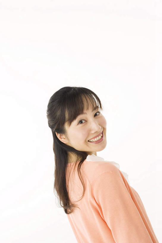 东方人,头发,一个人,站,笑,微笑,露齿笑,竖图,室内,白天,白色背景,侧面,亚洲,仅一个年轻女性,仅一个女性,仅一个人,服装,扭头,注视,休闲装,黄种人,衣服,粉色,黑色,观察,看,站着,转头,休闲,休闲服,摄影,服饰,影棚,观看,察看,关注,年轻女性,女人,女性,亚洲人,长发,站立,半身,彩图,影棚拍摄,拍摄