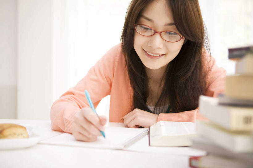 东方人,头发,一个人,坐,笑,摸,微笑,露齿笑,横图,室内,白天,正面,窗户,落地窗,书房,书籍,亚洲,仅一个年轻女性,仅一个女性,仅一个人,一堆,一副,许多,抚摸,握,写,阴影,堆叠,堆积,服装,光线,笔,眼镜,影子,墙,办公用品,拿,拿着,注视,休闲装,黄种人,玻璃窗,墙壁,墙面,文具,衣服,粉色,黄色,阳光,学习用品,低头,观察,记录,看,休闲,休闲服,握着,服饰,观看,堆,文具用品,一支,察看,关注,近视眼镜,年轻女性,女人,女性,亚洲人,长发,书,图书,触摸,接触,坐着,半身,彩图