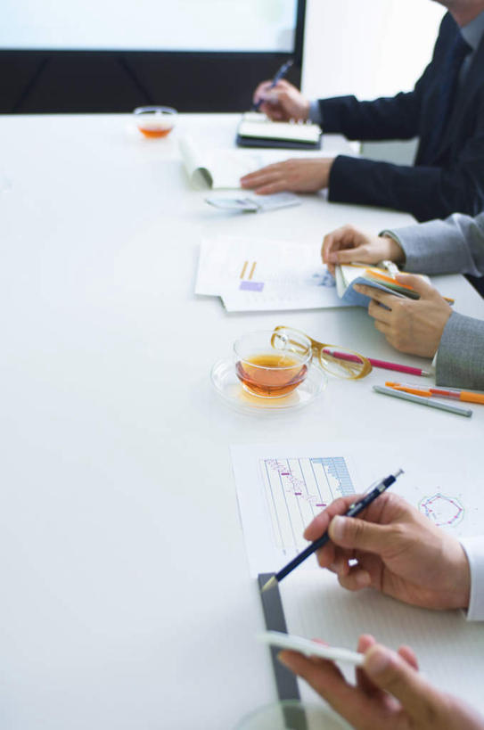 东方人,三个人,同事,商务人士,商务男性,办公室,坐,摸,打电话,竖图,俯视,室内,白天,衬衫,成功,合作,团队,集体,信心,桌子,杯子,电话,手机,亚洲,一排,抚摸,握,写,套装,开会,整齐,会议,笔,材料,瓷器,档案,文件,办公桌,墙,投影仪,办公用品,咖啡杯,陶瓷制品,拿,拿着,黄种人,通讯设备,队伍,墙壁,墙面,文具,排列,一个,学习用品,资料,记录,握着,单个,文具用品,领导,成就,队列,文档,瓷杯,商务装,合伙,领袖,投影机,工薪阶层,交流,男人,男性,年轻男性,亚洲人,白领,上班族,触摸,沟通,接触,通话,坐着,半身,彩图,高角度拍摄,衬衣