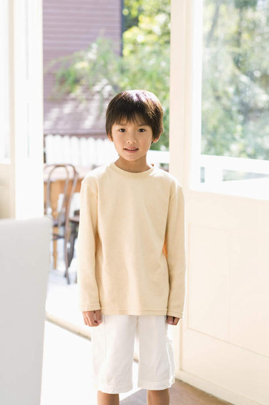 东方人,儿童,头发,一个人,客厅,站,笑,微笑,露齿笑,竖图,室内,白天,正面,旅游,度假,纯洁,植物,窗户,椅子,亚洲,仅一个男性,仅一个人,阴影,服装,光线,影子,木椅,墙,注视,休闲装,黄种人,娱乐,玻璃窗,墙壁,墙面,树,树木,小孩,衣服,绿色,白色,黑色,阳光,自然,观察,看,站着,仅一个小孩,享受,休闲,休闲服,放松,可爱,童年,童趣,服饰,生长,成长,观看,察看,起居室,关注,童真,烂漫,无邪,天真,男孩,男人,男性,亚洲人,孩子,站立,半身,彩图,男生