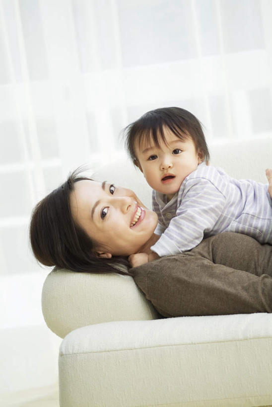 东方人,儿童,头发,两个人,家庭,母亲,女儿,客厅,躺,抱,笑,微笑,露齿笑,竖图,室内,白天,侧面,婴儿服装,纯洁,窗户,地板,落地窗,沙发,亚洲,撑,阴影,服装,光线,影子,墙,地面,扭头,依偎,注视,休闲装,黄种人,木地板,玻璃窗,墙壁,墙面,小孩,衣服,黑色,灰色,阳光,观察,看,靠,靠着,倚靠,转头,休闲,温暖,温馨,母女,一家人,休闲服,可爱,母爱,童年,童趣,服饰,抱着,观看,和睦,察看,起居室,撑着,搂着,倚着,关注,布艺沙发,童真,烂漫,无邪,依附,依赖,投靠,卧着,天真,年轻女性,女孩,女人,女性,亚洲人,孩子,年轻人,怀抱,搂,搂抱,躺着,卧,相抱,拥抱,半身,彩图,婴儿服,融洽,女生,襁褓