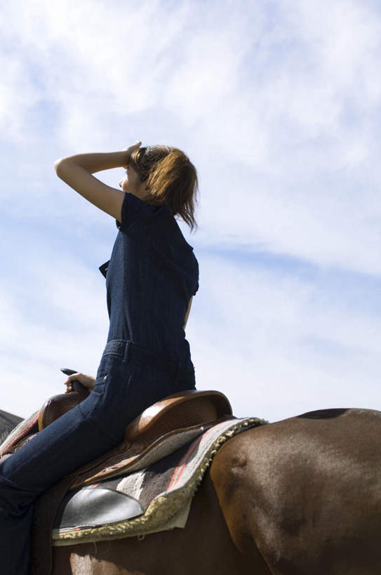 东方人,头发,一个人,坐,举,笑,摸,微笑,露齿笑,竖图,室外,白天,旅游,度假,马,野生动物,亚洲,仅一个年轻女性,仅一个女性,仅一个人,抚摸,阴影,服装,光线,影子,云,云朵,云彩,注视,休闲装,黄种人,娱乐,一匹,背面,衣服,蓝色,黑色,白云,蓝天,天空,阳光,动物,天,观察,看,托,享受,休闲,休闲服,放松,运输,服饰,牲畜,观看,察看,关注,年轻女性,女人,女性,亚洲人,触摸,接触,举起,举手,举着,向上举,向上伸,向上托,坐着,半身,彩图